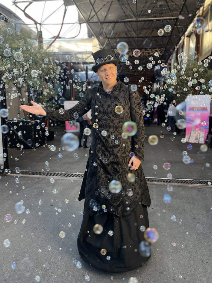 walking act with bubbles