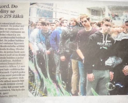 https://www.skoda-storyboard.com/cs/spolecnost/svetovy-rekord-kodiaq-275-lidi-v-jedne-bubline/ 275 žáků v bublině