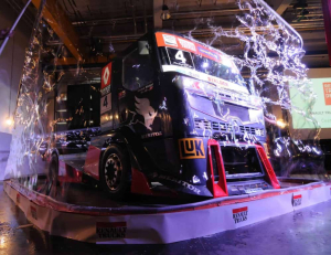 Největší vozidlo uvnitř mýdlové bubliny největší auto v bublině